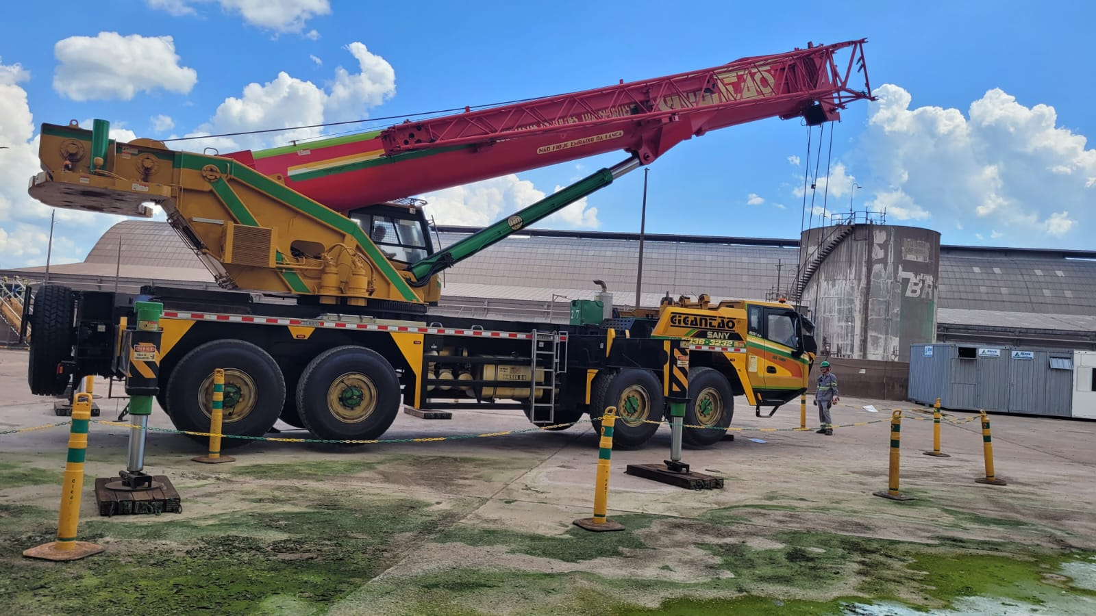 Guindaste do Gigantão de capacidade de 110 toneladas de içamento e remoção.