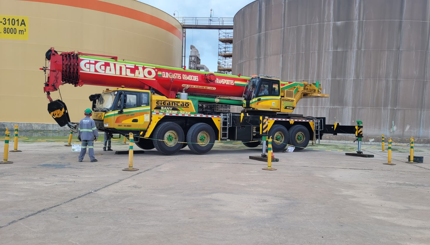 Guindaste do Gigantão de capacidade de 110 toneladas de içamento e remoção.