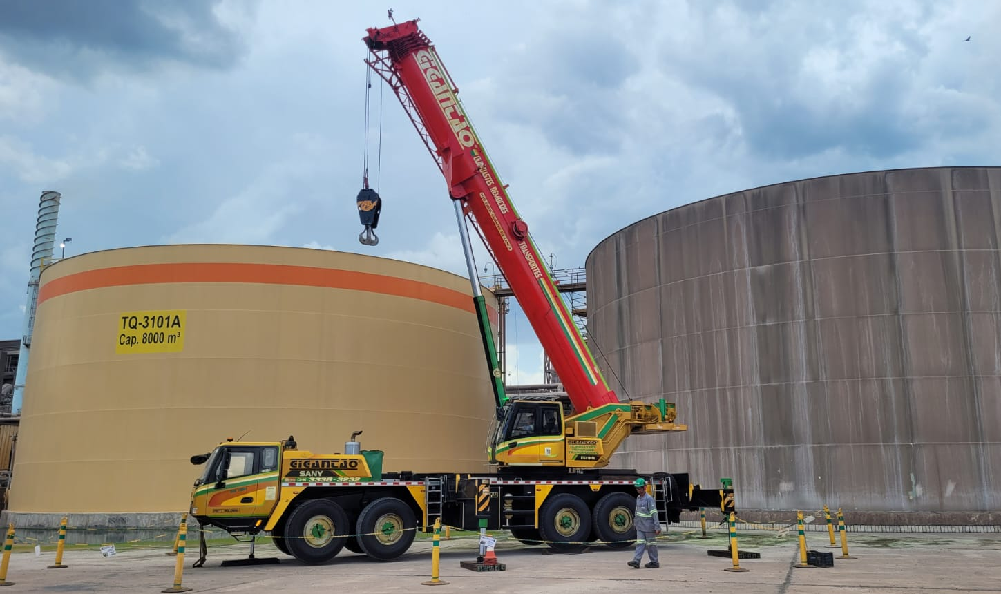 Guindaste do Gigantão de capacidade de 110 toneladas de içamento e remoção.
