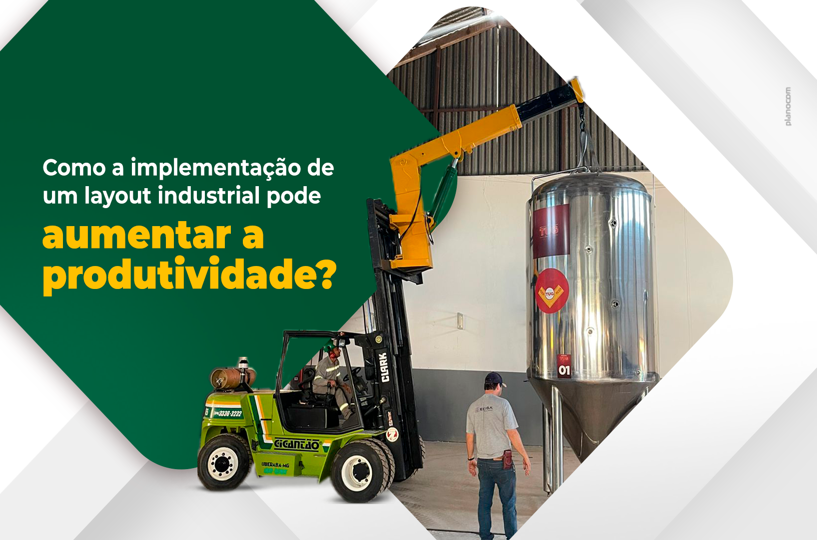 Um homem está de pé ao lado de uma empilhadeira em uma fábrica.