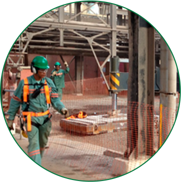 Um homem usando um capacete verde está andando