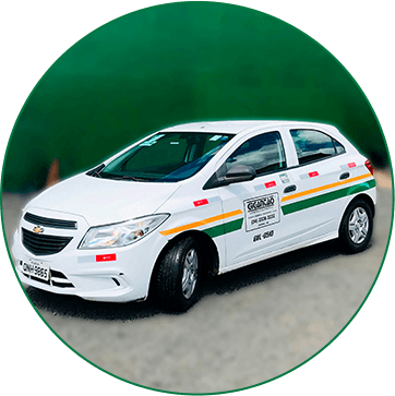 Um carro branco com uma faixa verde e amarela na lateral