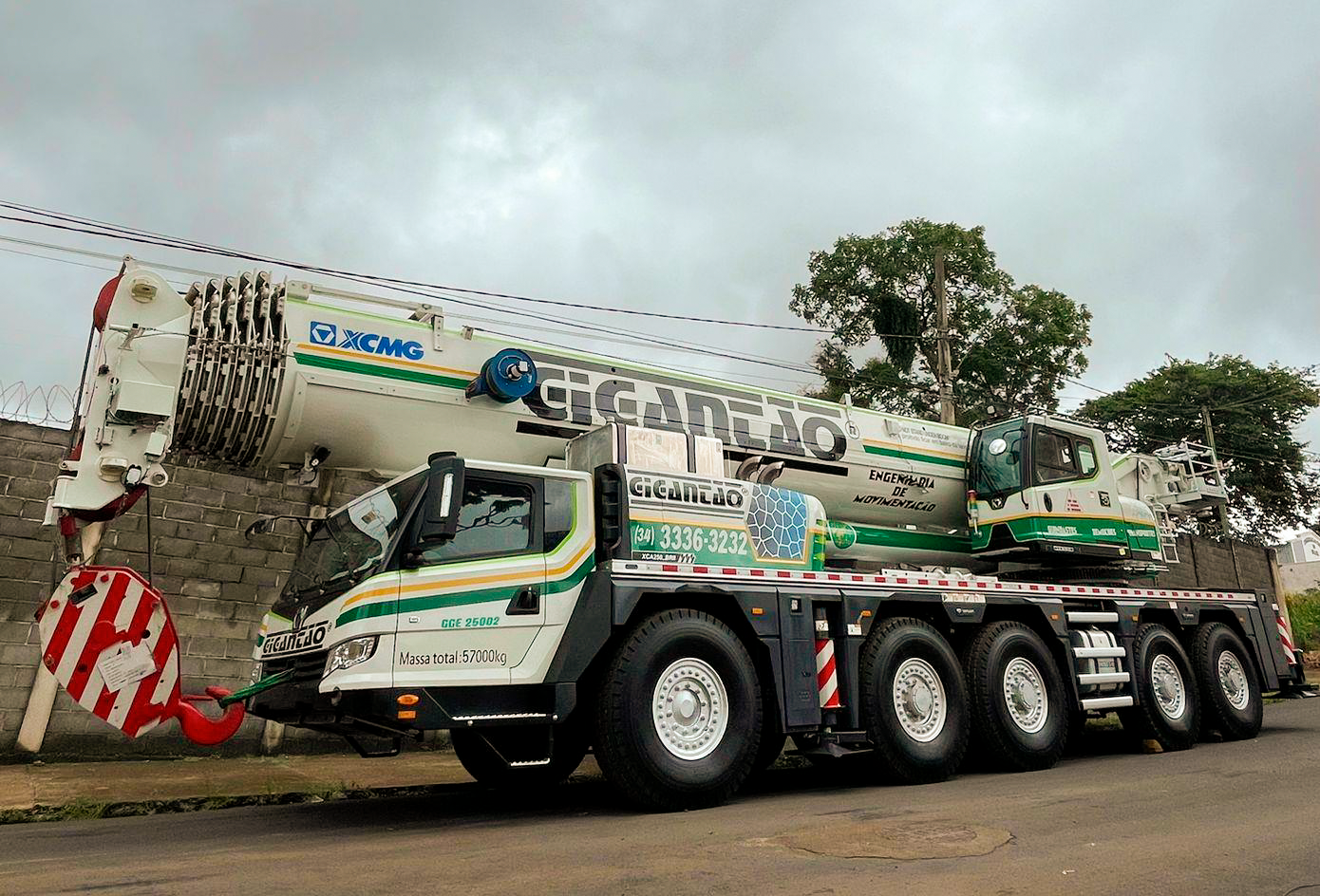 Guindaste do Gigantão de capacidade de 250 toneladas de içamento e remoção.