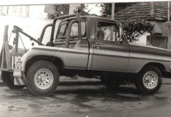 Uma foto em preto e branco de um caminhão com uma barra de reboque acoplada a ele