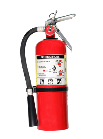 Estintore rosso con tubo nero e maniglia argentata su sfondo bianco