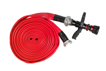 Tubo antincendio rosso avvolto, con raccordi argentati e un ugello nero