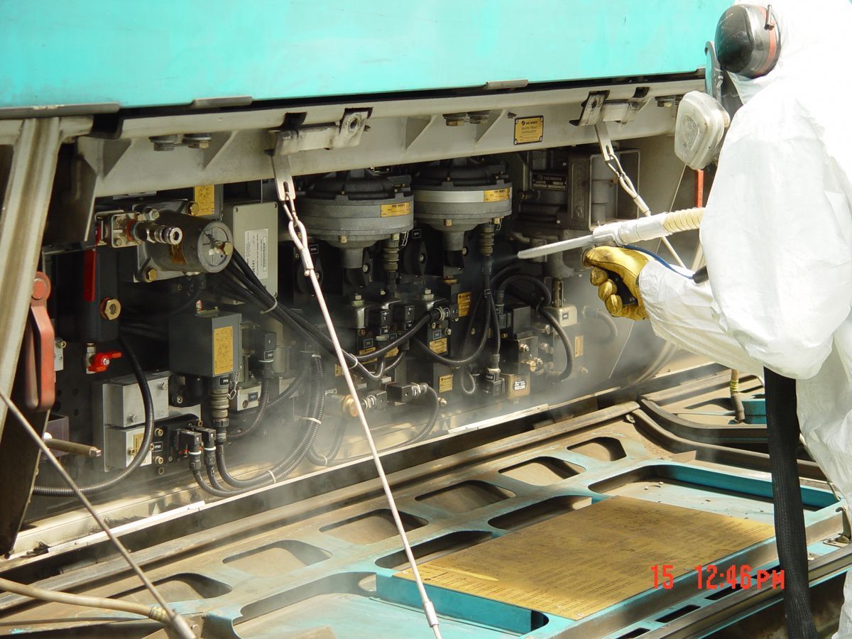 Dry ice blasting machine available for industrial cleaning