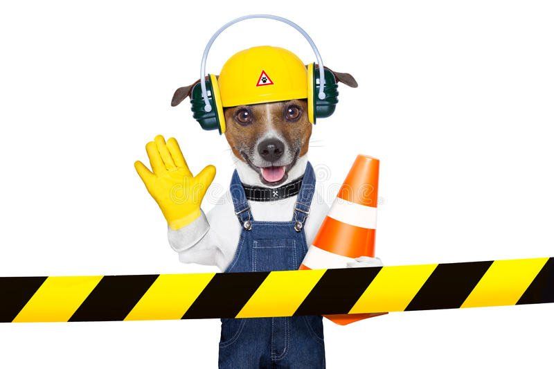 Hund in Bauarbeiterkleidung, winkt, hält einen Kegel hinter einer Absperrung.