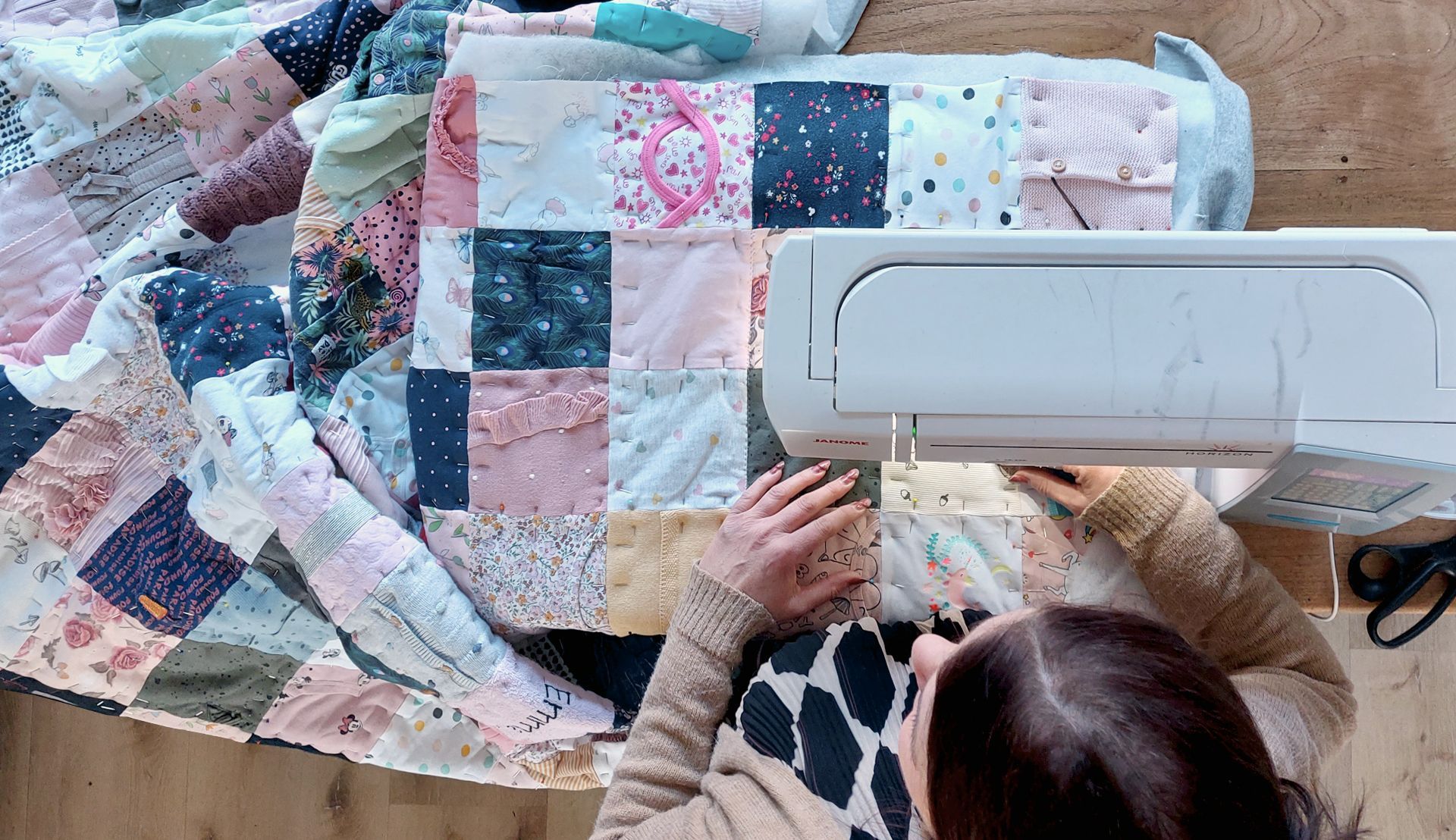 HANDWERKJUFFIE.NL Masterontwerper in memorydekens, troostdeken en herinneringsdeken. Een nieuw leven voor kleding van een overleden dierbare, baby- of kinderkleding.