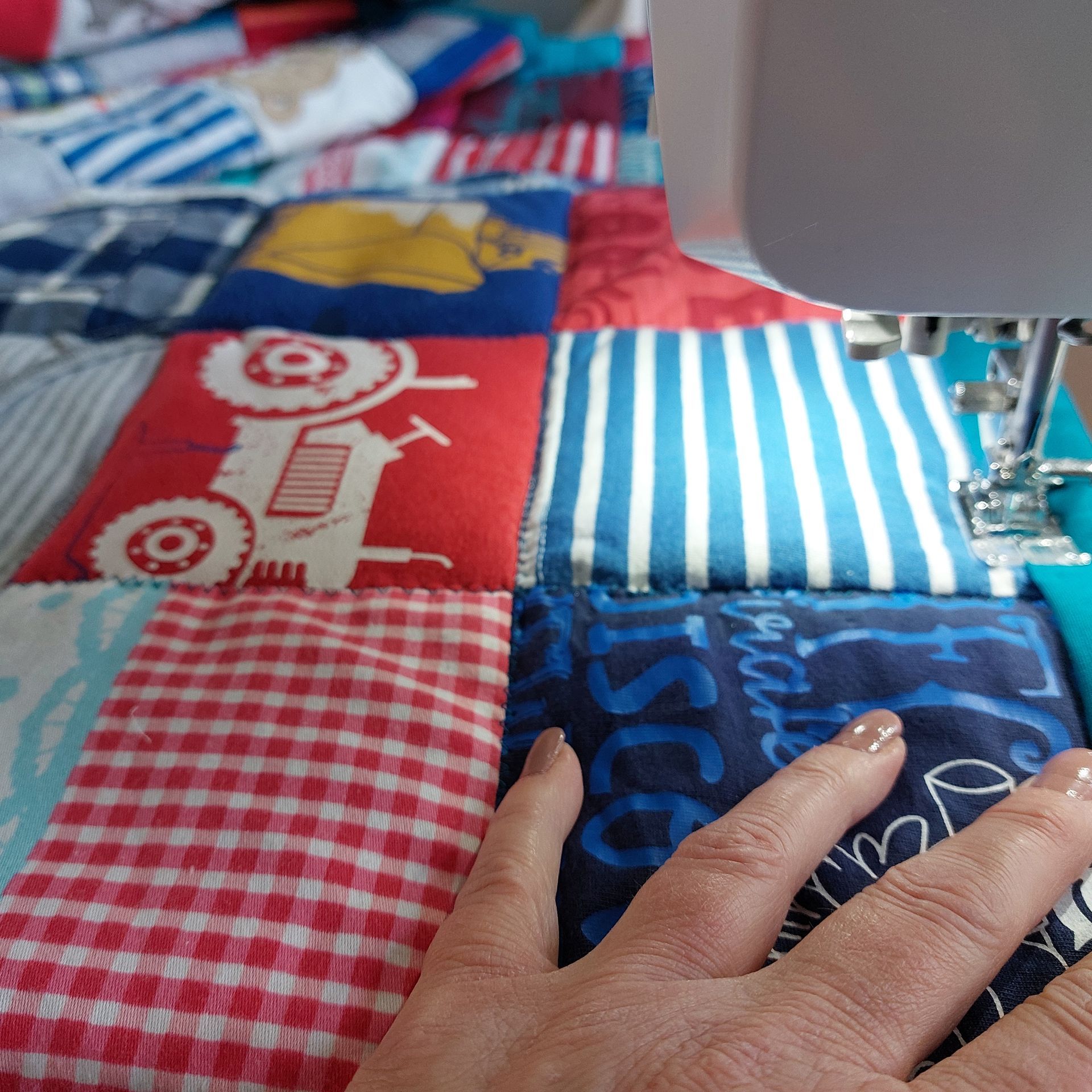 HANDWERKJUFFIE.NL Masterontwerper in memorydekens, troostdeken en herinneringsdeken. Een nieuw leven voor kleding van een overleden dierbare, baby- of kinderkleding.