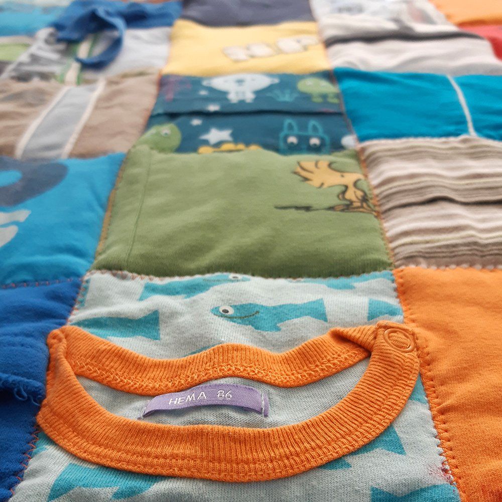 HANDWERKJUFFIE.NL Masterontwerper in memorydekens, troostdeken en herinneringsdeken. Een nieuw leven voor kleding van een overleden dierbare, baby- of kinderkleding.