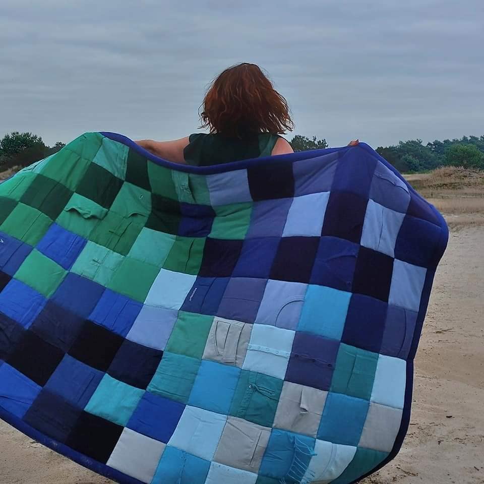 HANDWERKJUFFIE.NL Masterontwerper in memorydekens, troostdeken en herinneringsdeken. Een nieuw leven voor kleding van een overleden dierbare, baby- of kinderkleding.