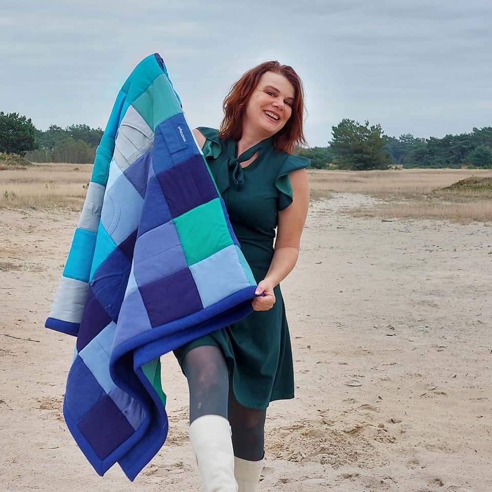 HANDWERKJUFFIE.NL Masterontwerper in memorydekens, troostdeken en herinneringsdeken. Een nieuw leven voor kleding van een overleden dierbare, baby- of kinderkleding.