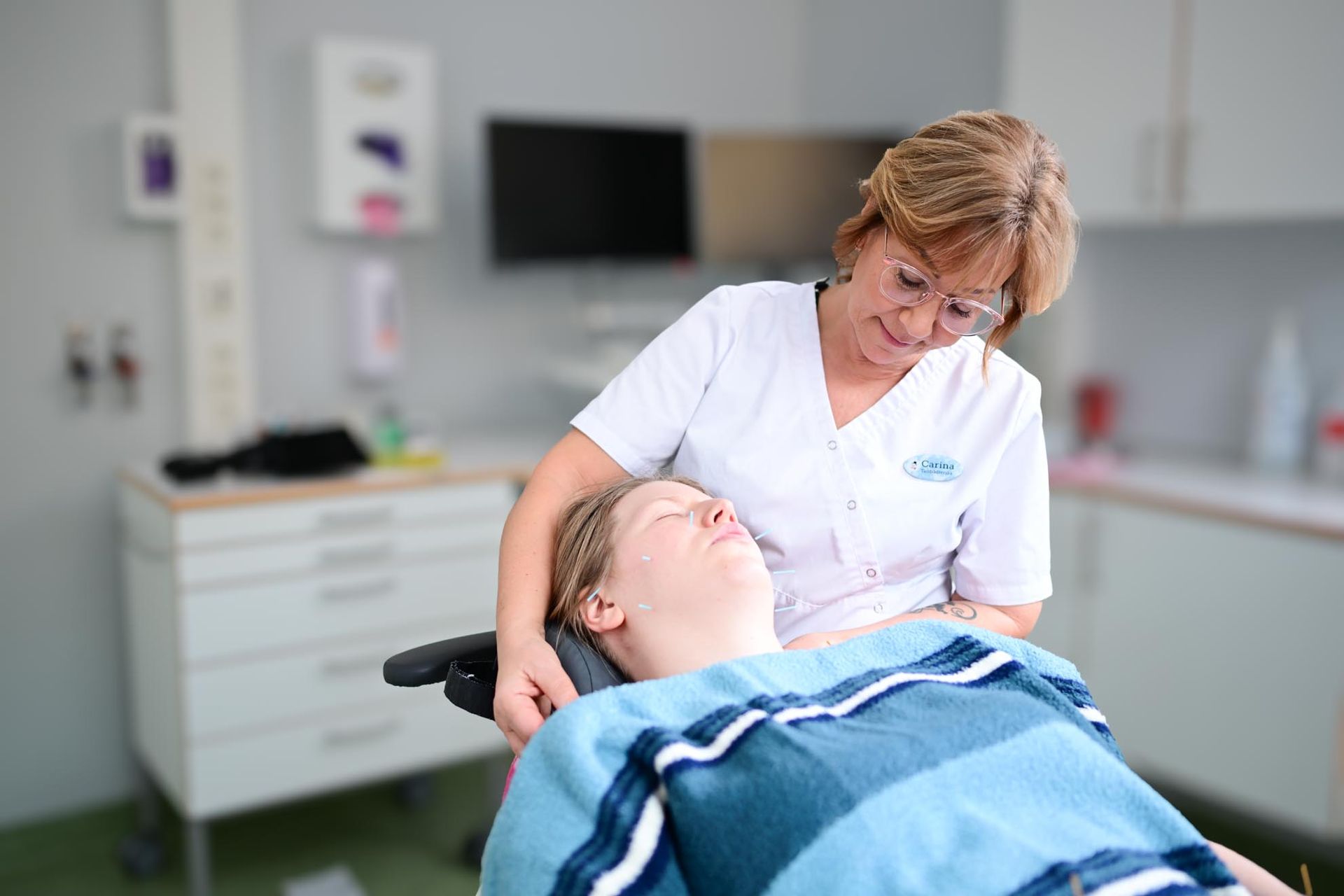 Patient får akupunktur mot käkledsbesvär