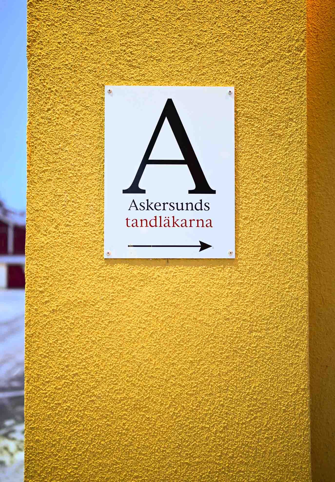 Skylt till Askersundstandläkarnas klinik i Askersund