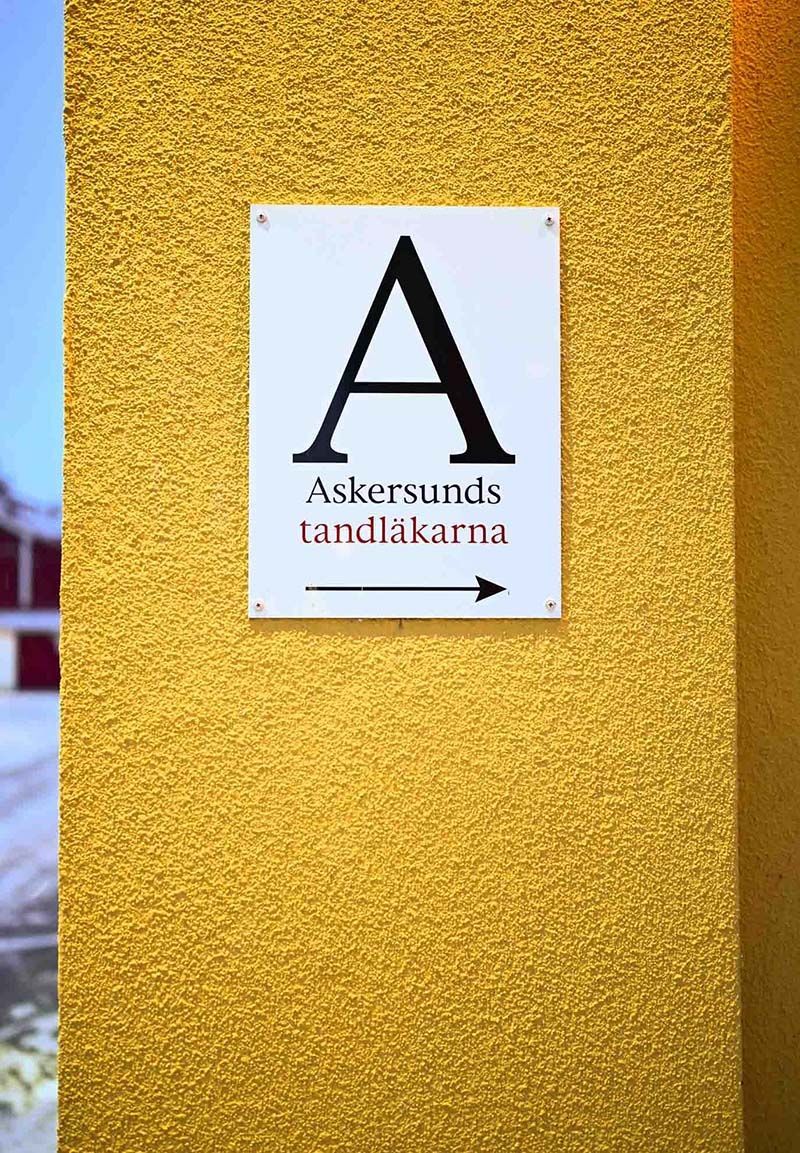 Skylt till Askersundstandläkarnas klinik i Askersund