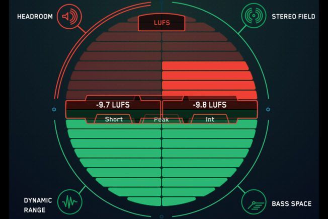 A computer screen shows a dynamic range and a stereo field