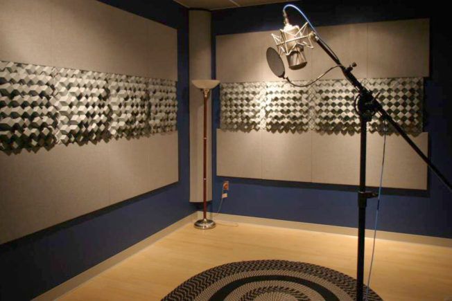A room with a microphone and a lamp in it