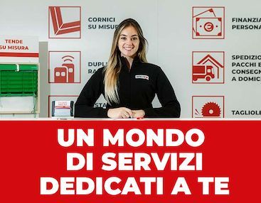 Donna in camicia nera dietro il bancone con icone di servizio e testo rosso:
