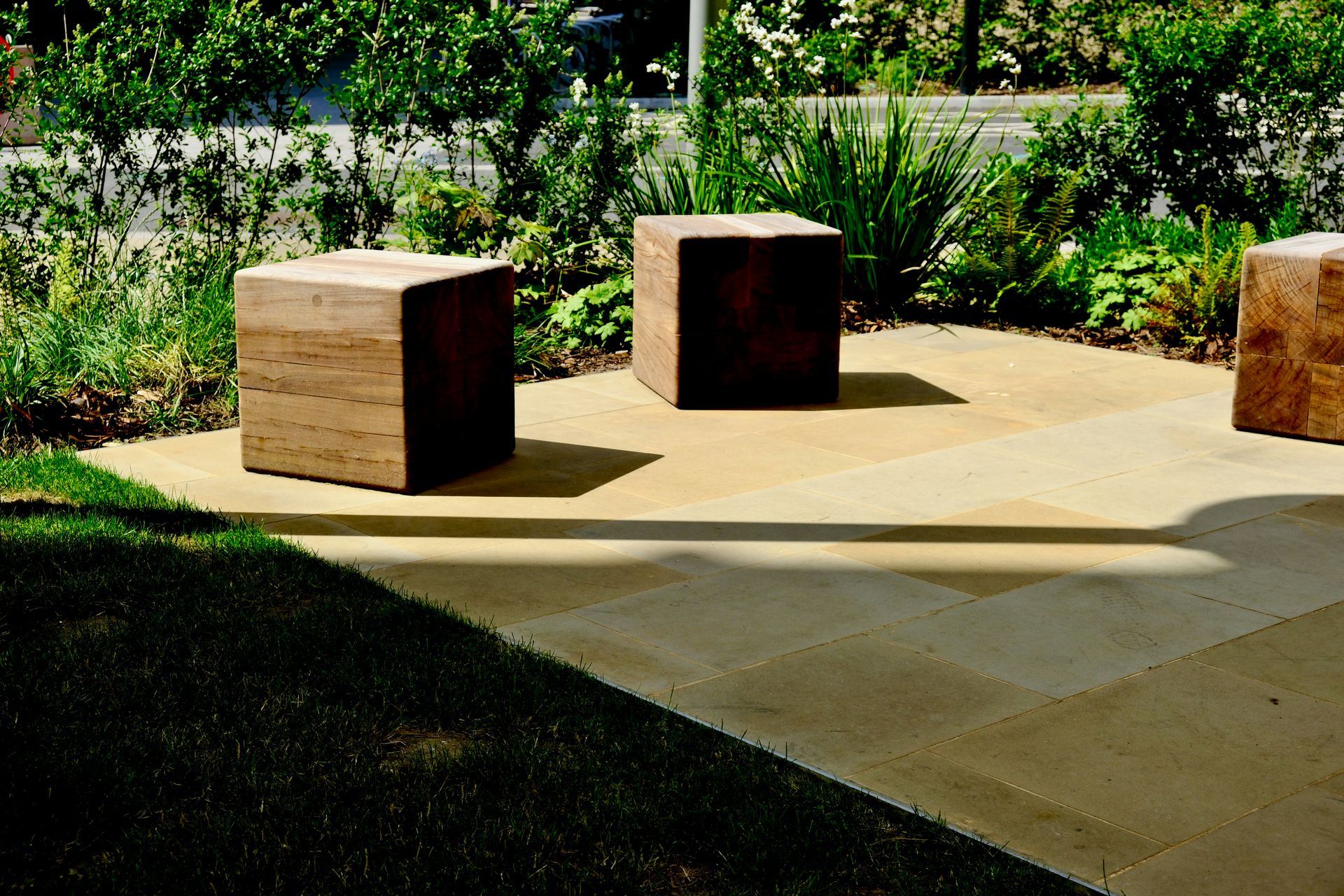 Terras van klinkers in een tuin