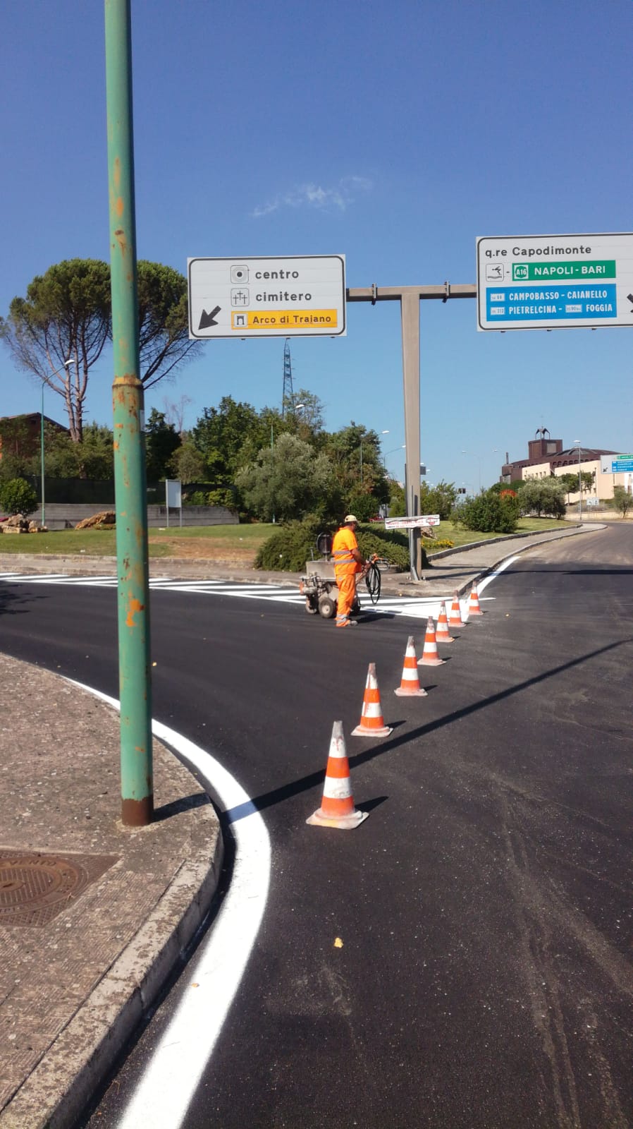 Pittura strisce su strada