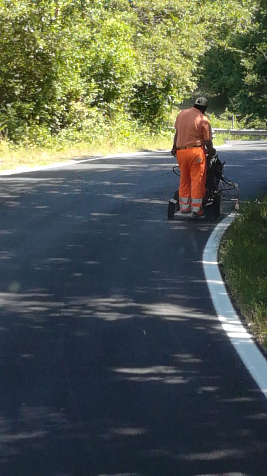 Pittura strisce a lato strada
