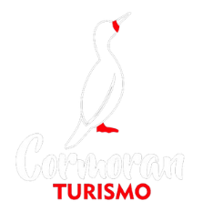 Logotipo de Cormoran Turismo con el contorno de un pájaro blanco y detalles rojos sobre el texto rojo “TURISMO”.