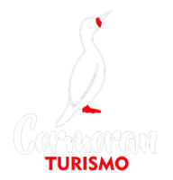 Logotipo de Cormoran Turismo con el contorno de un pájaro blanco y detalles rojos sobre el texto rojo “TURISMO”.