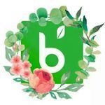 Groen schildlogo met een witte kleine letter 'b', omringd door roze en groene bladeren en bloemen.
