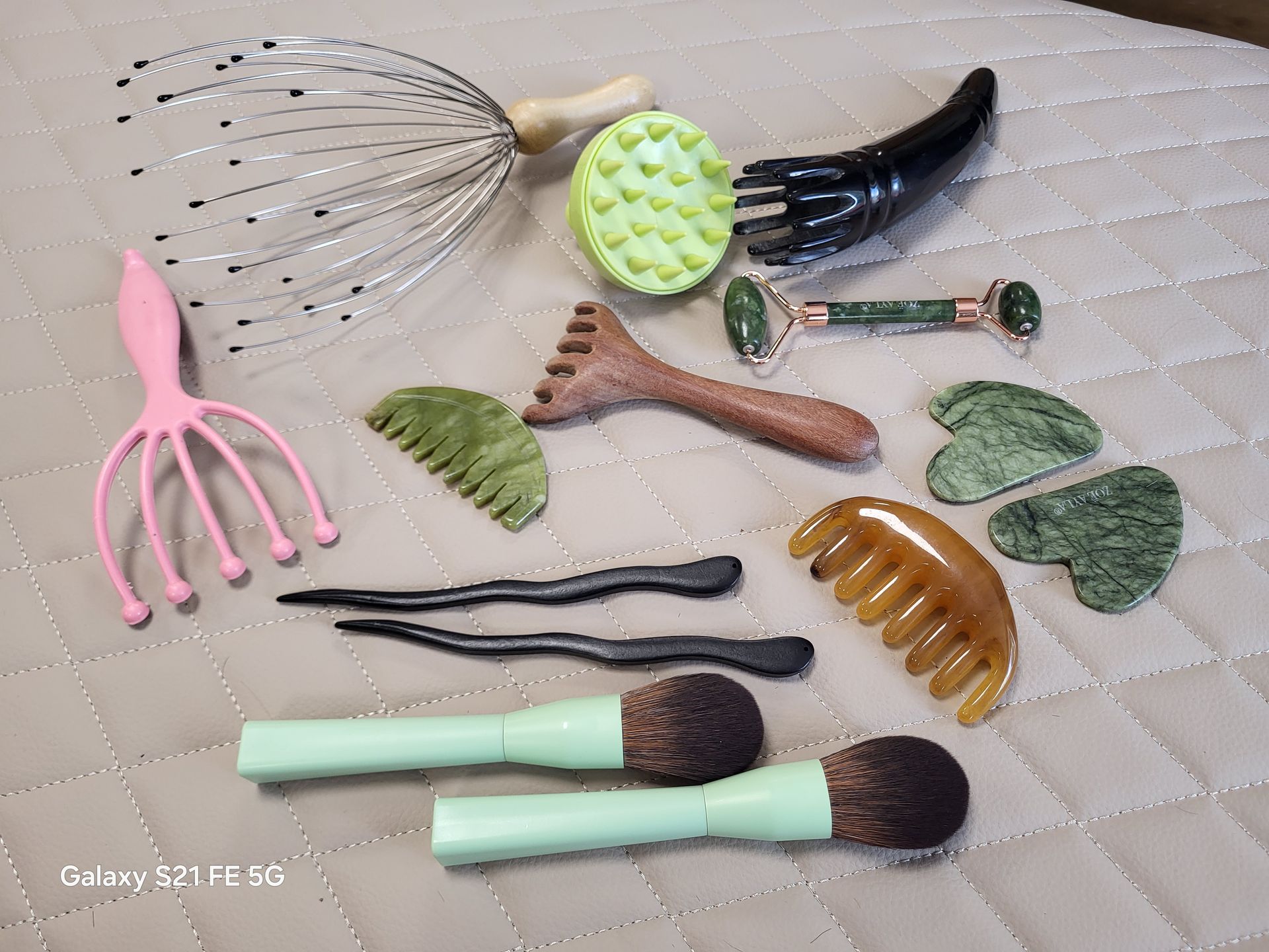 Diverse kleurrijke haaraccessoires, clips en kammen uitgestald op een gewatteerde ondergrond.