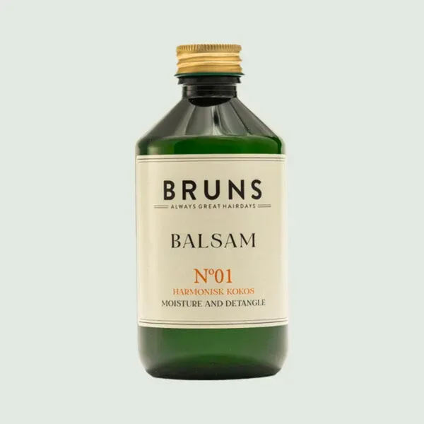 Groene fles BRUNS Balsam No. 1 met gouden dop op een lichte achtergrond.