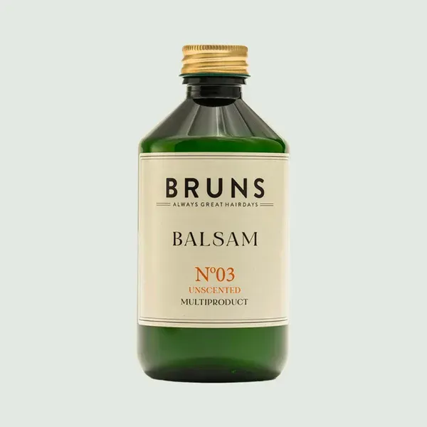 Groene fles BRUNS Balsam No. 3 op een lichte achtergrond.