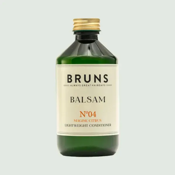 Fles Green Bruns Balsam No. 4 conditioner met crèmekleurig etiket en gouden dop.