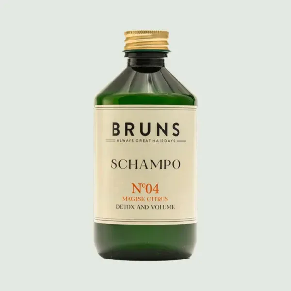 Groene glazen fles BRUNS No. 04 Shampoo met crèmekleurig etiket en gouden dop.