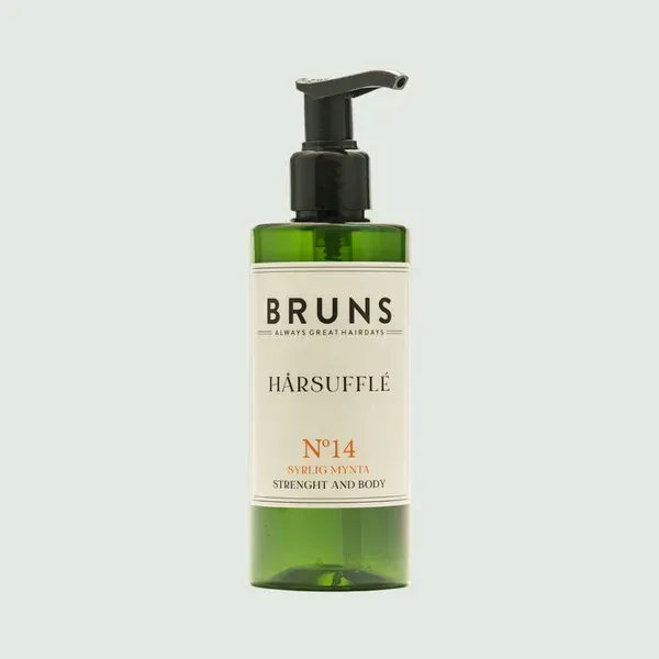 Groene fles BRUNS Hårfylle nr. 14 met zwarte pomp op een lichte achtergrond.