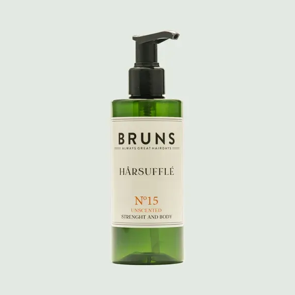 Bruns Hårfylle N°15 groene pompflacon op een lichte achtergrond