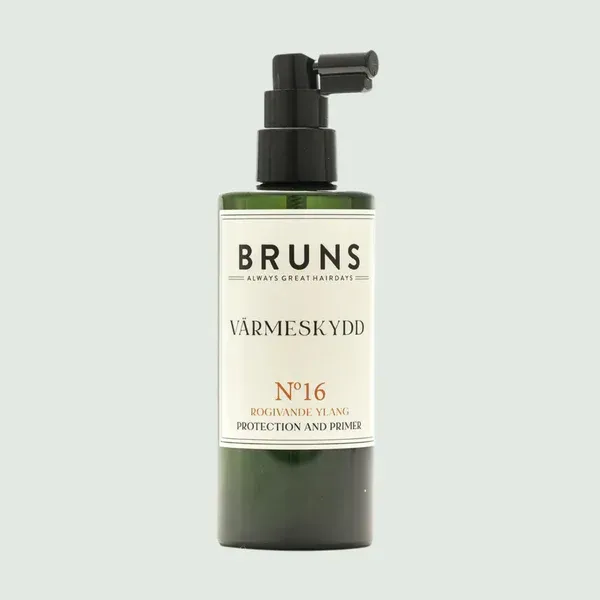 BRUNS N16 haarsprayfles met zwarte pomp op een lichte achtergrond