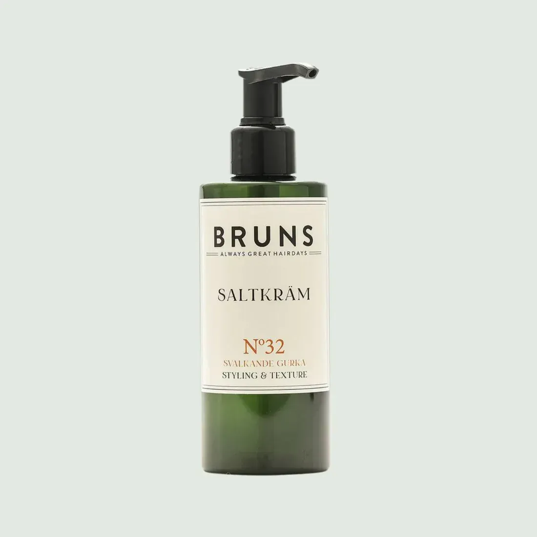 Groene BRUNS zoutscrubfles met pompje en zwarte doseerpomp op een lichte achtergrond