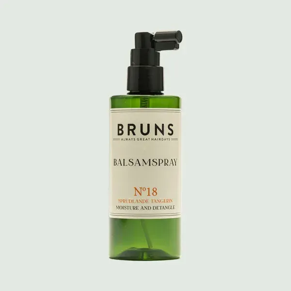 BRUNS balsemspray nr. 18 haarmistfles met zwarte pomp en groen etiket op een witte achtergrond
