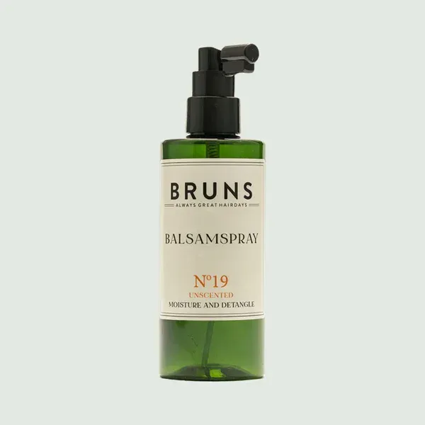 Bruns No. 19 balsemsprayfles met zwarte pomp en groen etiket op een lichte achtergrond.