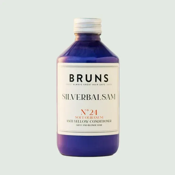 Paarse Bruns Silberbalsam fles met crèmekleurig etiket op een lichte achtergrond.