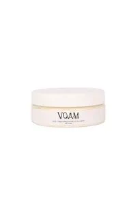 Witte cosmetische crèmepot met gouden rand en VODM-label op een witte achtergrond.