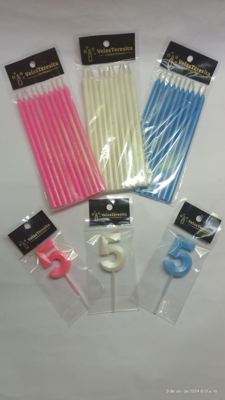 Cinco paquetes de velas de cumpleaños, que incluyen varillas en rosa, crema y azul, y velas con el número