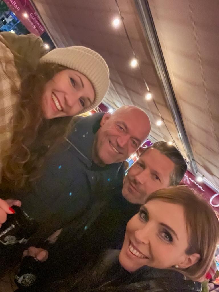 Oggi, Trattoria della nonna, WinterBar, Nürnberg, Hauptmarkt, Altstadt, Glühwein, Besucher, Spaß, gemütlich, Winzerglühwein, weiß und rot, Terrasse, Überdacht, Abend, Lichter, weihnachtlich, glücklich, gesellig