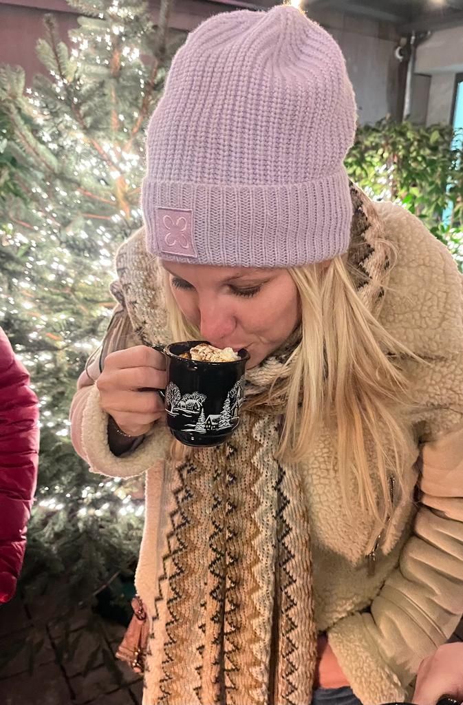 Oggi, Trattoria della nonna, WinterBar, Nürnberg, Hauptmarkt, Altstadt, Glühwein, Besucher, Spaß, gemütlich, Winzerglühwein, weiß und rot, Terrasse, Überdacht, Abend, Lichter, weihnachtlich, glücklich, gesellig, Tasse, Glühweintasse, Frau trinkt Glühwein
