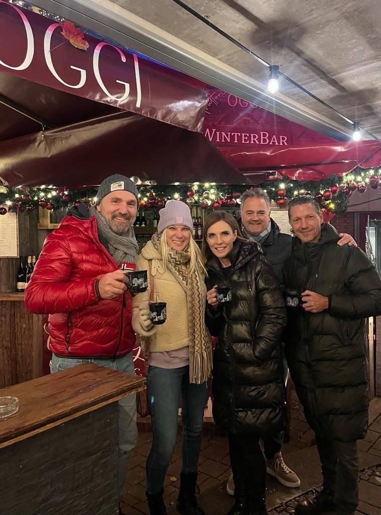 Oggi, Trattoria della nonna, WinterBar, Nürnberg, Hauptmarkt, Altstadt, Glühwein, Besucher, Spaß, gemütlich, Winzerglühwein, weiß und rot, Terrasse, Überdacht, Abend, Lichter, weihnachtlich, glücklich, gesellig