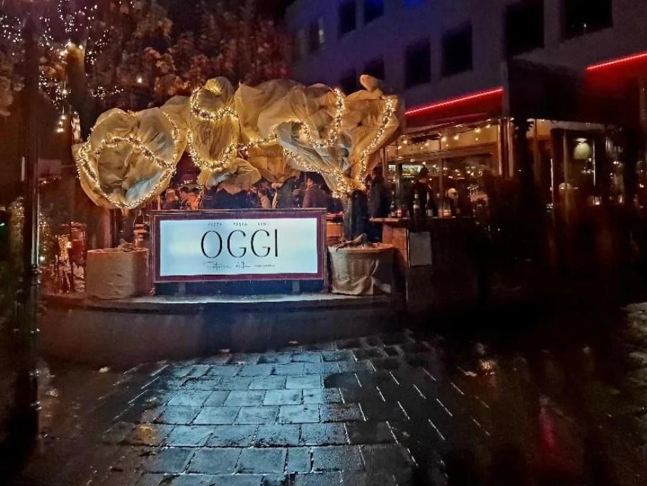 Oggi, Trattoria della nonna, WinterBar, Nürnberg, Hauptmarkt, Altstadt, Glühwein, Winzerglühwein, weiß und rot, Terrasse, Überdacht, Abend, Lichter, weihnachtlich