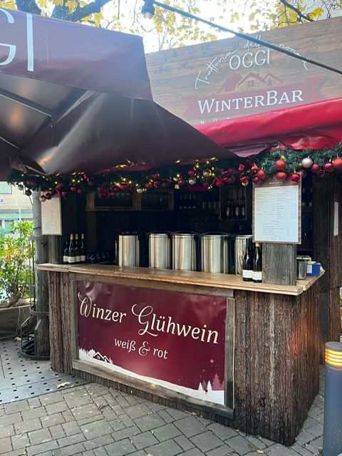 Oggi WinterBar Winzerglühwein weiß und rot SpeisenTerrasse Nürnberg Altstadt Hauptmarkt Christkindlesmarkt Glühweinbar