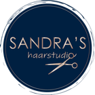 Het logo van Sandra's haarstudio in marineblauw en beige met een schaaricoon.
