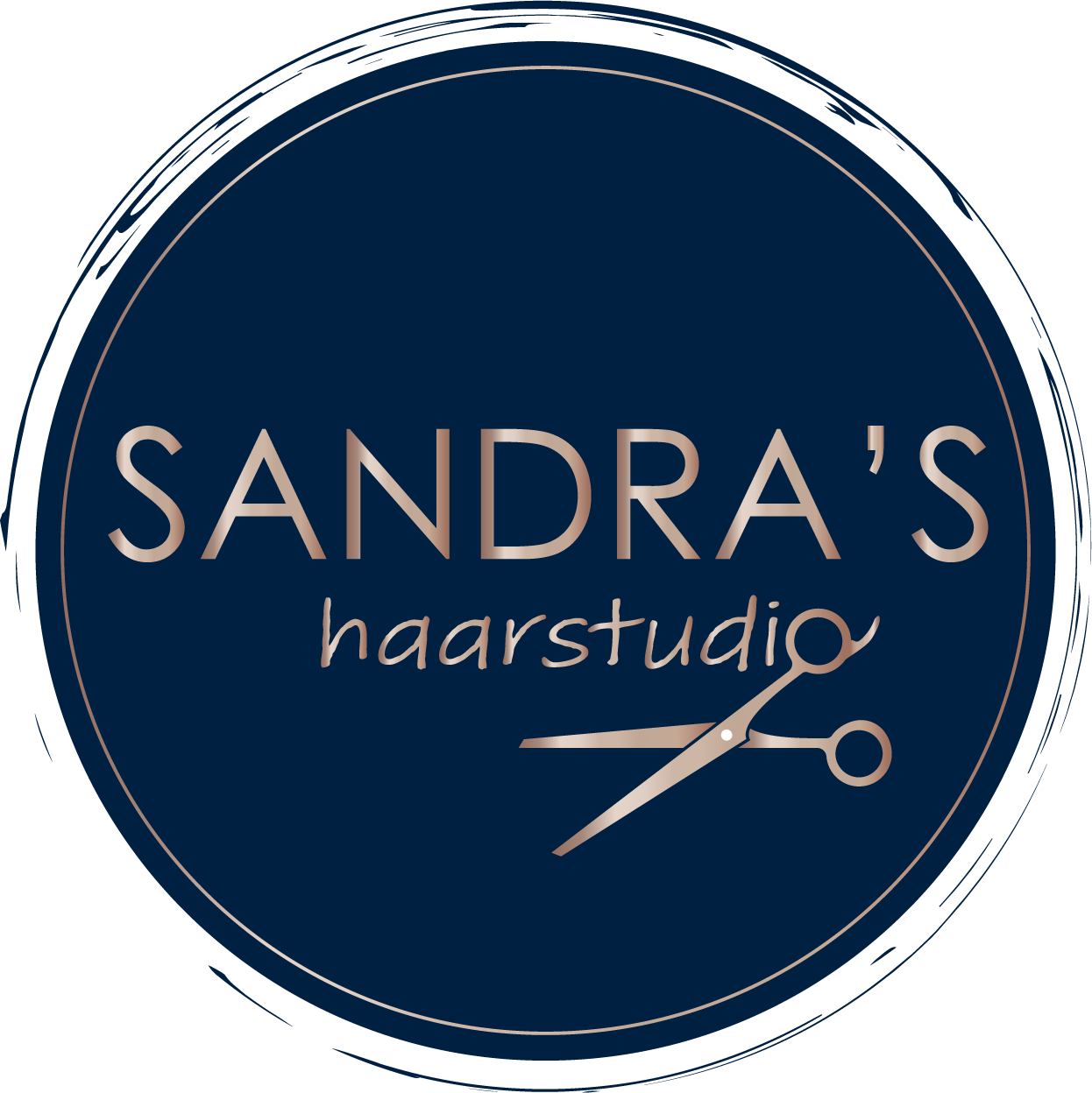 Het logo van Sandra's haarstudio in marineblauw en beige met een schaaricoon.